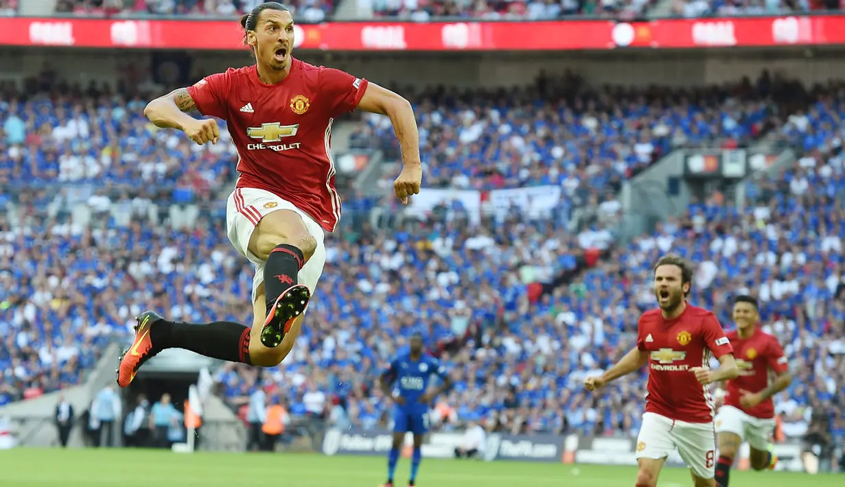 Aksi memikat Zlatan Ibrahimovic saat merayakan gol melawan Leicester City di ajang Community Shield, 7 Agustus 2016. (EPA/Andy Rain)