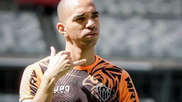 Pesepakbola Asal Brazil Dilempar Smartphone Saat Bertanding