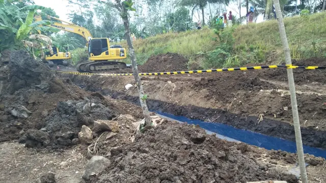 Penanganan tumpahan BBM jenis solar dari pipa Pertamia bocor di Tarisi, Wanareja, Cilacap. (Foto: Liputan6.com/ Trantib Kec. Wanareja/Muhamad Ridlo)