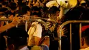 Pengunjuk rasa disemprot cairan merica oleh petugas saat demonstrasi yang berujung kericuhan di Hong Kong, Minggu (6/10). Kericuhan terjadi setelah massa terlibat deadlock selama delapan jam dengan aparat keamanan yang menjaga lokasi. (REUTERS/Tyrone Siu)