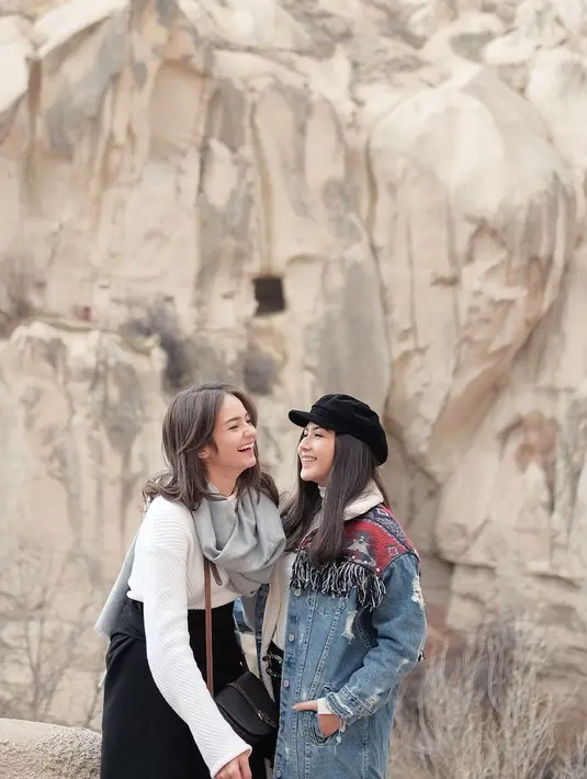 Di kolom komentar, Enzy menyampaikan terima kasih dengan dua emoji hati. "Thank youuuu love🩷🩷," tulis Enzy. [Foto: Instagram/jscmila]