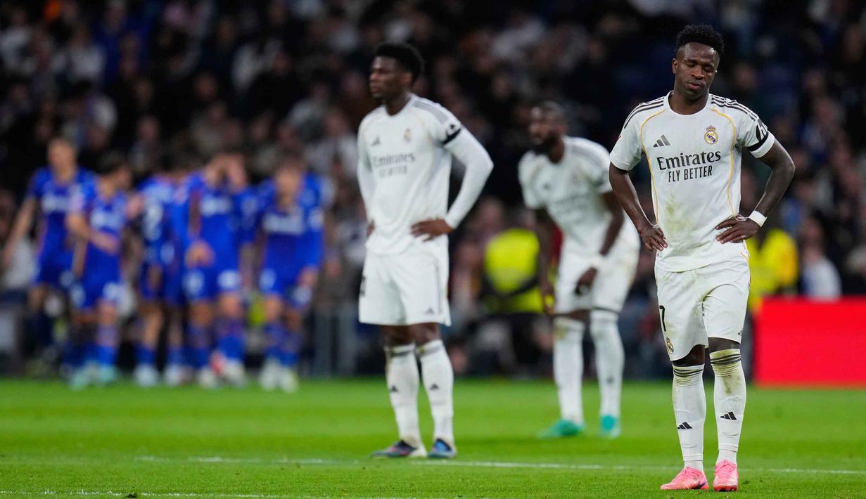 Reaksi Vinicius Junior dari Real Madrid saat pemain Getafe, Martin Satriano, merayakan gol bersama rekan-rekan setimnya dalam pertandingan pekan ke-26 La Liga 2025/2026 di Stadion Bernabeu, Madrid, Spanyol, Senin 2 Maret 2026 waktu setempat atau Selasa (3/3/2026) dini hari WIB. Hasil mengejutkan terjadi di laga terakhir pekan ke-26 La Liga 2025/2026. (AP Photo/Manu Fernandez)