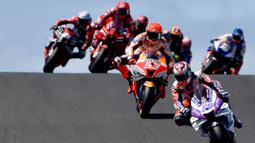 Mengawali balapan dari posisi ketiga, Pecco sempat turun dua posisi akibat masalah pada front holeshot device-nya ketika start. Pebalap asal Italia itu akhirnya mampu kembali ke posisi semula melalui manuver agresifnya. (AFP/Paul Crock)