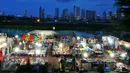 Suasana pasar malam di kawasan Petamburan, Jakarta, Selasa (10/1). Pasar malam menjadi alternatif belanja golongan menengah ke bawah. (Liputan6.com/Angga Yuniar)