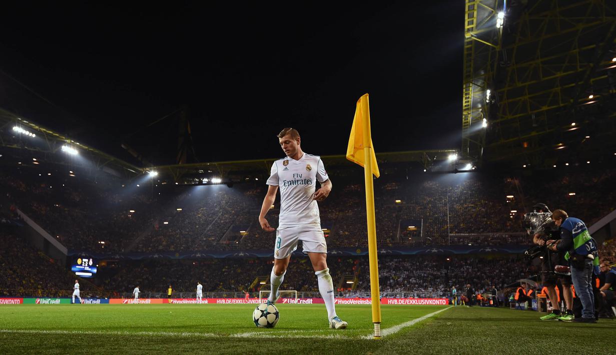 Gelandang Real Madrid, Toni Kroos, bersiap melakukan tendangan sudut saat melawan Dortmund pada laga Liga Champions di Stadion Signal Iduna Park, Dortmund, Selasa (26/9/2017). Dortmund kalah 1-3 dari Madrid. (AFP/Patrik Stollarz)