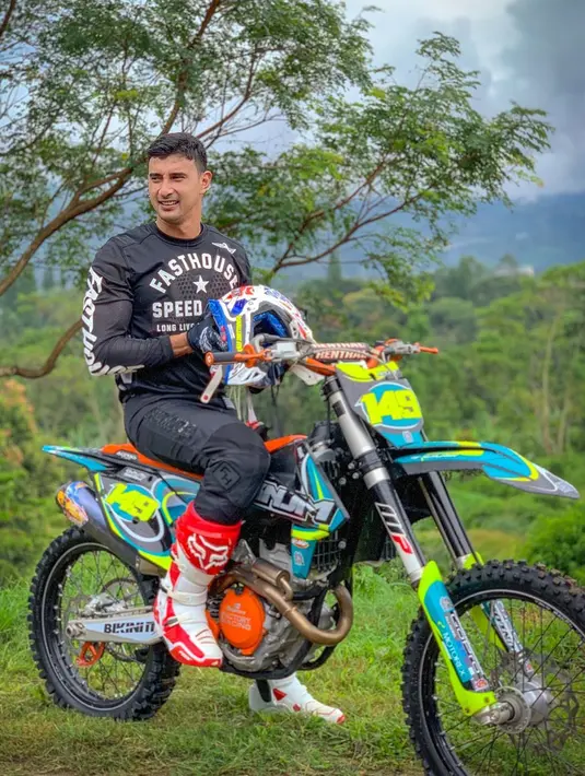 Tak hanya itu saja, pemeran Bayu di sinetron Janji Suci ini juga bergabung dengan salah satu komunitas pecinta motor trail. Bersama kawannya, ia melakukan touring ke beberapa daerah di Indonesia.  (Liputan6.com/IG/@alisyakieb)