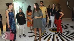 Bintang Serial Elif dan kru saat mulai memasuki kantor Liputan6.com, Jakarta, Senin (24/8/2015). Bintang Serial Elif akan menjadi pengisi acara di malam puncak HUT ke-25 SCTV. (Liputan6.com/Faisal R Syam)