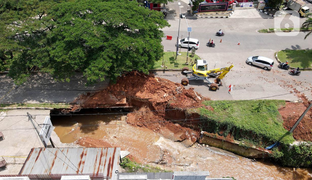 Pemandangan jalan ambles di ruas Jalan Boulevard, Grand Depok City (GDC), Kota Depok, Jawa Barat, Selasa (13/4/2021). Jalan ambles berada di atas gorong-gorong saluran kali. (Liputan6.com/Herman Zakharia)