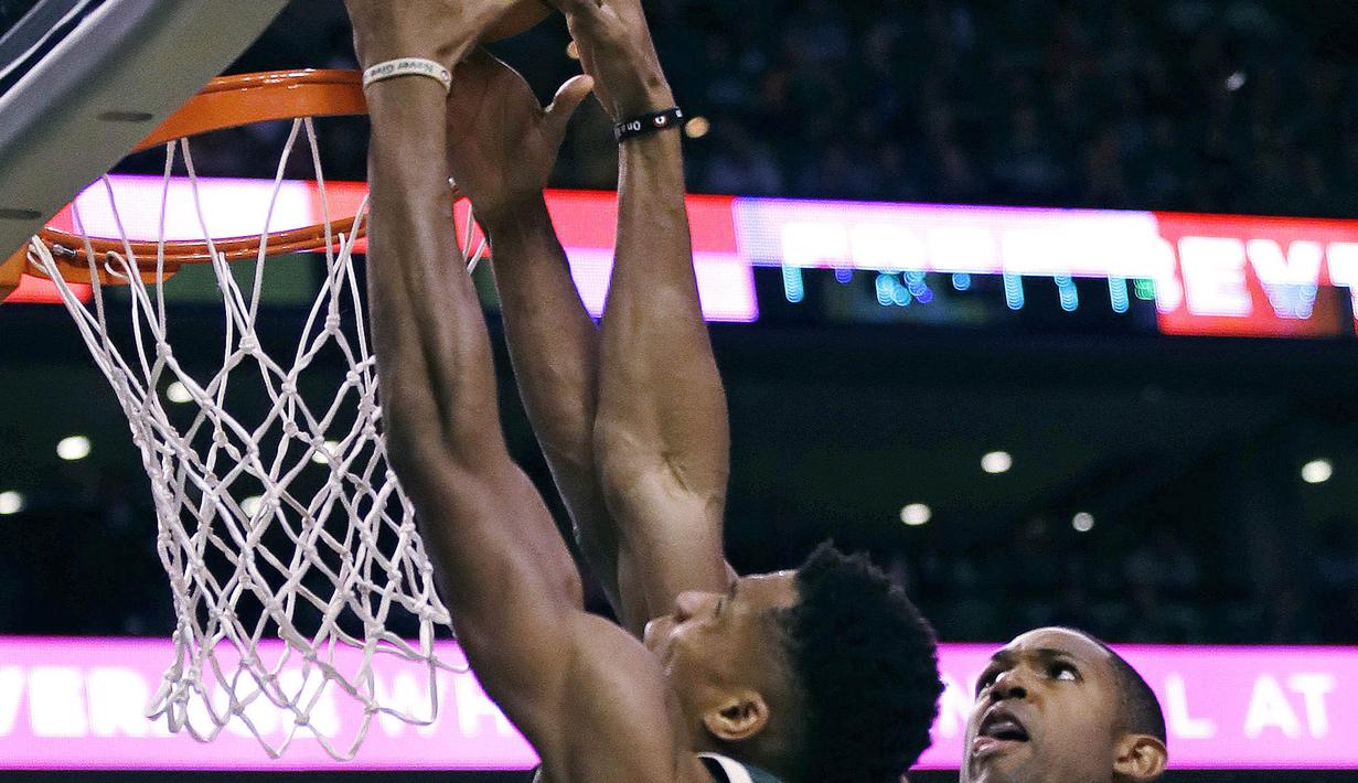Pebasket Milwaukee Bucks, Giannis Antetokounmpo, berusaha memasukan bola saat melawan Boston Celtics pada laga NBA di TD Garden, Boston, Rabu (18/10/2017). Celtics kalah 100-108 dari Bucks. (AP/Charles Krupa)