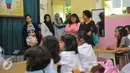 Sejumlah orang tua saat melihat anaknya belajar di hari pertama sekolah di SD Gunung 01, Jakarta, Senin (18/7). Hal ini untuk mencegah tindak kekerasaan dan perploncoan di sekolah pada saat masa orientasi atau pengenalan. (Liputan6.com/Gempur M Surya)