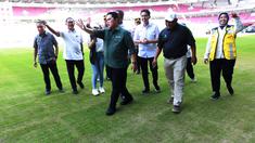 Ketua Umum PSSI, Erick Thohir beserta dua Waketum, Zainudin Amali dan Ratu Tisha Destria merampungkan kunjungannya ke enam venue Piala Dunia U-20 2023 saat meninjau Stadion Utama Gelora Bung Karno (SUGBK) Senayan, Jakarta, Senin (13/3/2023). Dalam kunjungan yang juga ditemani oleh jajaran pengurus PSSI dan LOC Piala Dunia U-20 2023, Erick Thohir menilai SUGBK sebagai venue yang paling minim kekurangannya, yaitu masalah rumput yang rusak akibat dipakai konser musik. Untuk itu Erick Thohir menghimbau agar SUGBK toidak lagi menyelenggarakan event selain sepak bola hingga dimulainya ajang Piala Dunia U-20 2023 ynag tinggal 3 bulan lagi. (Bola.com/M Iqbal Ichsan)