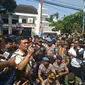 Ratusan sopir angkot kembali menggelar aksi di depan kantor DPRD Kota Cirebon. (Liputan6.com/Panji Prayitno)