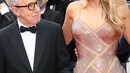 Sutradara Woody Allen (kiri) dan aktris Blake Lively tiba dalam pembukaan dan screening film "Cafe Society" pada Festival Film Cannes ke-69 di Prancis, Rabu (11/6). Sederet aktris dan model papan atas Hollywood membuka Festival tersebut (Valery Hache/AFP)