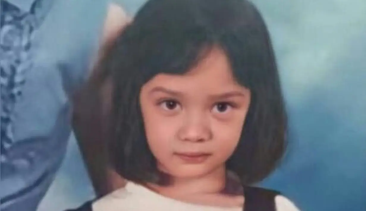 Perempuan kelahiran 18 Juni 1990 ini terlihat menggemaskan dengan rambut berponi. Rambut pendek sebahu ini kian membuat Putri Anne terlihat imut. Cantiknya Putri Anne kecil ini sukses curi perhatian. (Liputan6.com/IG/fansaryasaloka6)