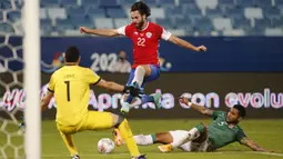 Pada menit ke-23 lagi-lagi Ben Brereton kembali mengancam gawang Bolivia. Sayangnya bola yang ia lesatkan dari kotak pinalti dapat ditepis kiper Bolivia, Carlos Lampe. (Foto: AFP/Silvio Avila)