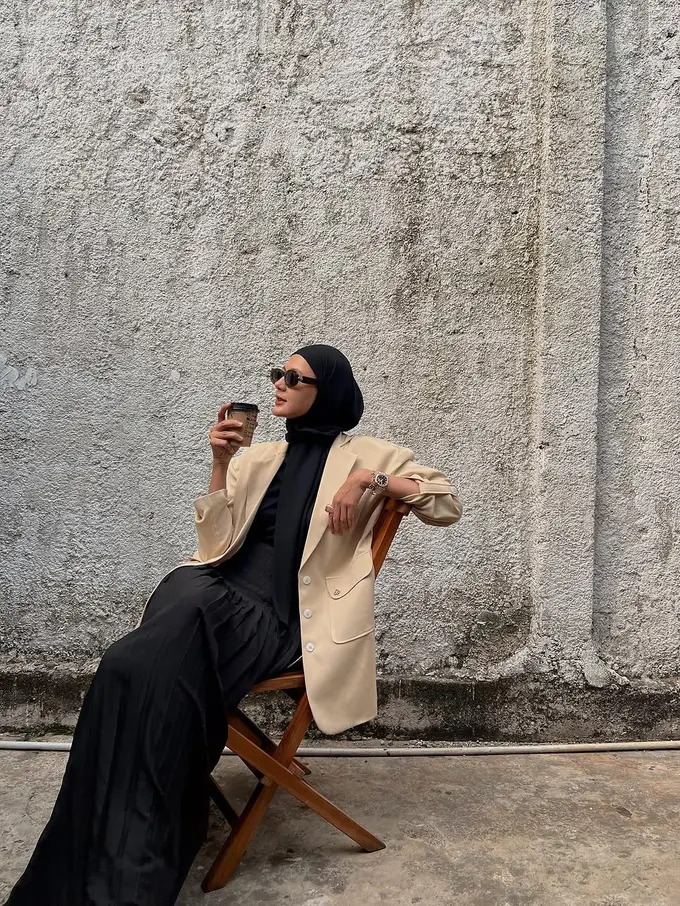 Sentuhan Sunglasses yang Bikin OOTD Berhijab Paula Perhoeven Makin Terlihat Slay