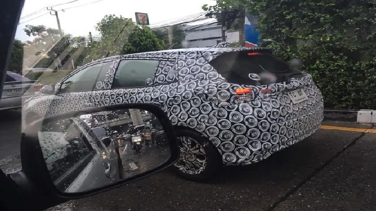 Toyota Yaris Facelift Tertangkap Kamera Sedang Diuji (Foto:Indianautosblog)