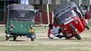 Dua peserta berebut bola saat mengikuti kompetisi "Tuk Tuk Polo" di Galle, Sri Lanka, (21/2). Tuk Tuk merupakan kendaraan roda tiga atau bisasa dikenal Bajaj yang menjadi alat transportasi warga Sri Lanka. (REUTERS/Dinuka Liyanawatte)