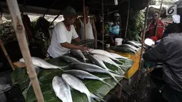 Pedagang menata ikan bandeng dagangnnya di kawasan Rawa Belong, Jakarta, Rabu (14/2). Harga bandeng berukuran dua hingga tiga kilogram per ekor sekitar Rp 70 ribu. (Liputan6.com/Arya Manggala)