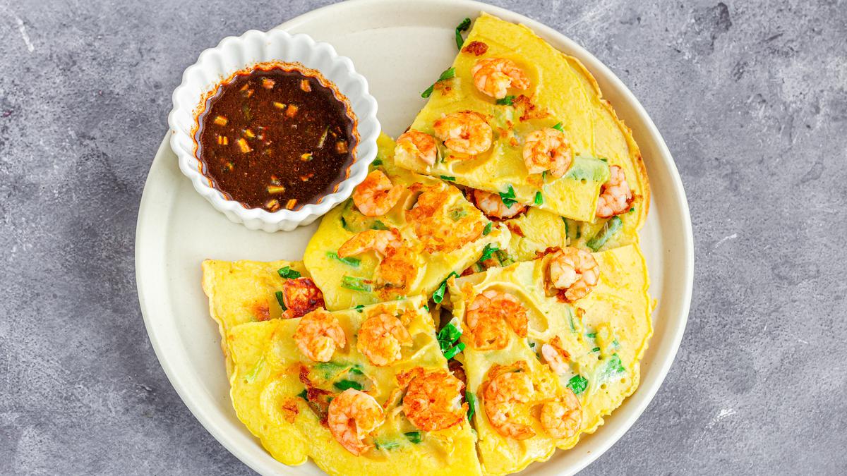 Omelet kari udang yang lezat dan menggugah selera, disajikan dengan hiasan daun ketumbar segar