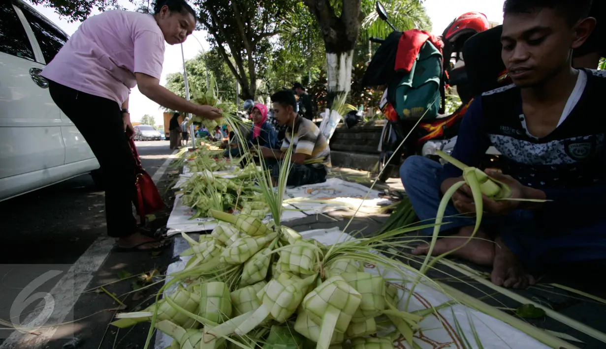 Pembeli memilih kulit ketupat yang dijajakan di sekitar Pakualaman,Yogyakarta, menjelang Hari Raya Idul Fitri 1437 Hijriah, Senin (4/7). H-2 menjelang Lebaran, pedagang musiman yang menjual kulit ketupat mulai bermunculan. (Liputan6.com/Boy Harjanto)