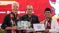 Bakal calon presiden Ganjar Pranowo (kiri) bersama bakal calon wakil presiden Mahfud MD (kanan) saat melakukan pendaftaran sebagai pasangan calon presiden dan wakil presiden Pemilu 2024 di Gedung KPU, Jakarta, Kamis (19/10/2023). Ganjar - Mahfud menjadi pasangan kedua yang mendaftar kepada KPU sebagai pasangan calon presiden dan wakil presiden pada Pemilu 2024. (Liputan6.com/Faizal Fanani)