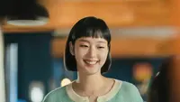 Untuk tampilan manis dan awet muda, kamu bisa tiru potongan rambut bob cut bangs ala pemeran Yumi dalam Yumi Cells, Kim Go Eun (Instagram/tving.official).
