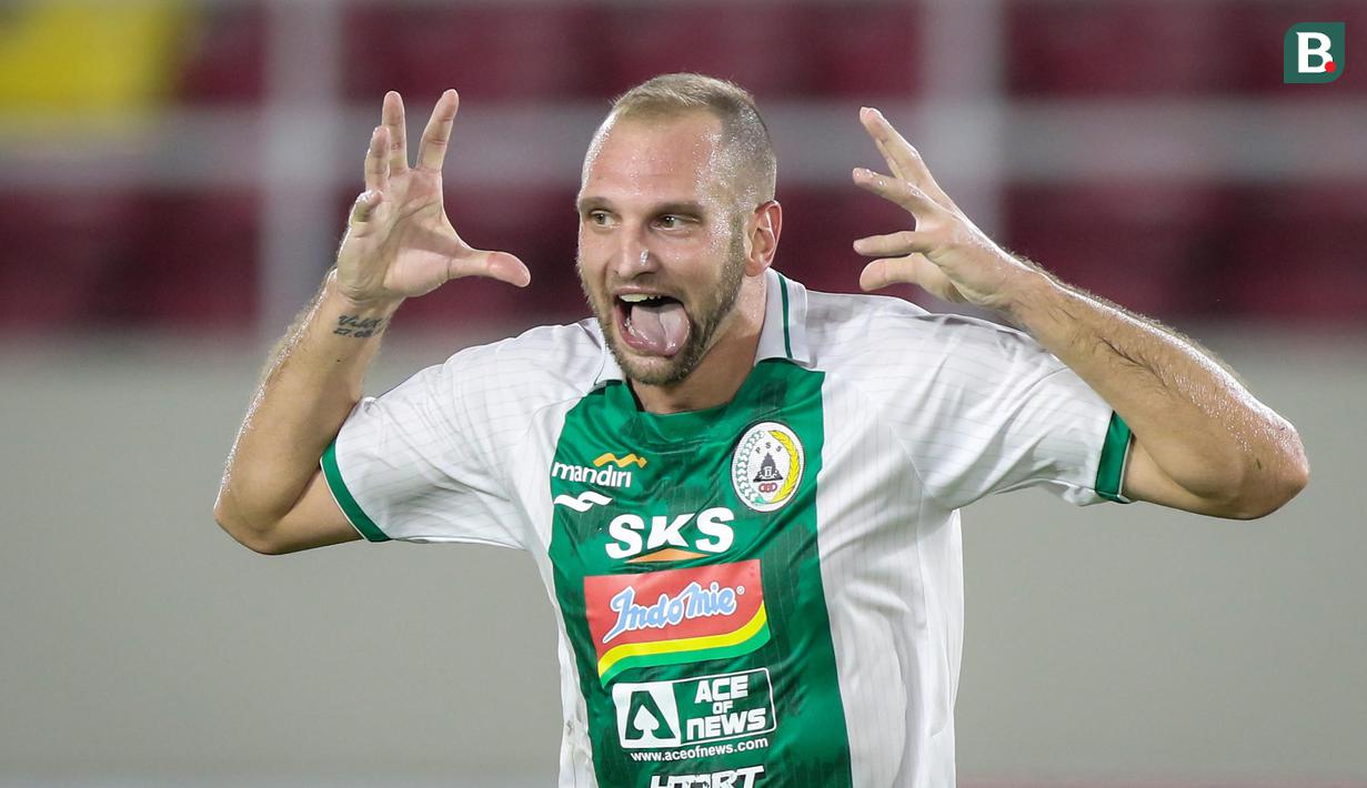 PSS Sleman resmi melepas penyerangnya, Nemanja Kojic usai tampil kurang memuaskan. Pemain asal Serbia tersebut tercatat baru mencetak tiga gol dan tiga assist dalam 11 laga di BRI Liga 1 2021/2022. Posisinya diketahui akan digantikan oleh Wander Luiz. (Bola.com/Bagaskara Lazuardi)