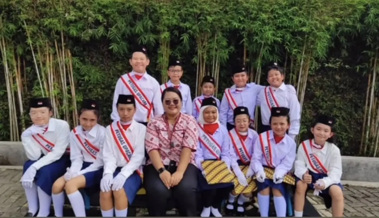 Di deretan siswa yang berfoto, terlihat Bilqis menjadi salah satu petugas upacara. Upacara pun dilakukan setiap sekolah pada hari Senin. [@kinderfieldhighfieldschool]