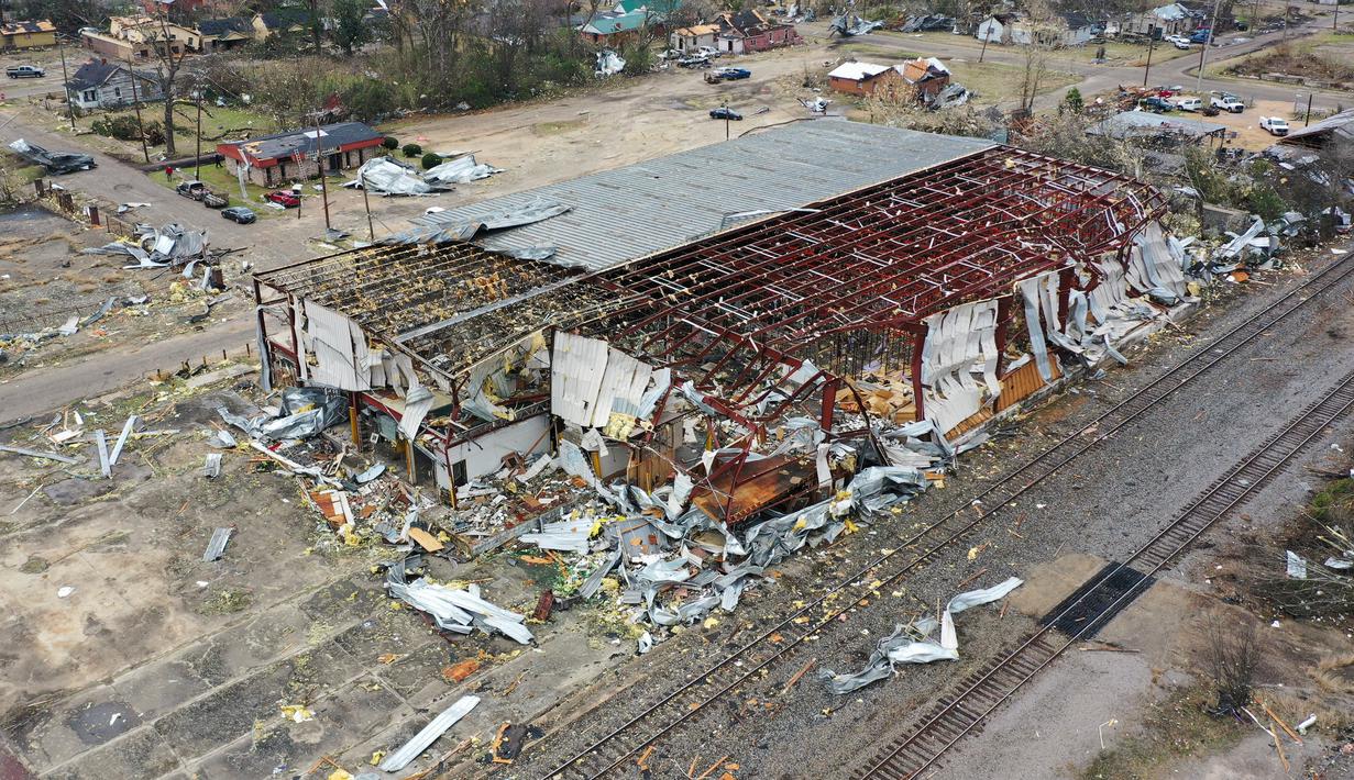 Gambar yang diambil dengan drone ini menunjukkan kerusakan akibat tornado di Selma, Alabama, Amerika Serikat, 13 Januari 2023. Gubernur Alabama dan Georgia masing-masing telah menandatangani deklarasi keadaan darurat. (DroneBase via AP)