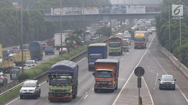 <span>Truk melintas di ruas Jalan Tol Lingkar Luar Jakarta. (Liputan6.com/Immanuel Antonius)</span>