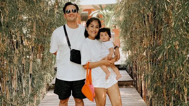 Jarang Tersorot, Ini 7 Momen Manis Keluarga Kecil Tarra Budiman