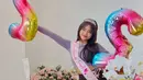 Memakai baju crop top dan rok warna hitam, penampilan simpel Fuji ini curi perhatian. Rambut yang digerai dan wajahnya dipoles dengan polesan makeup natural, Fuji semakin pancarkan pesonanya. Tak hanya kado yang membuatnya tersentuh, surat yang diselipkan di kado dan ucapan sahabatnya di media sosial tentunya lebih bermakna untuk bintang film Bukan Cinderella ini. (Liputan6.com/IG/fuji_an)