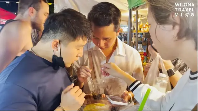 6 Potret Natasha Wilona di Pasar Malam Thailand, Cicipi Ulat dan Belalang Goreng