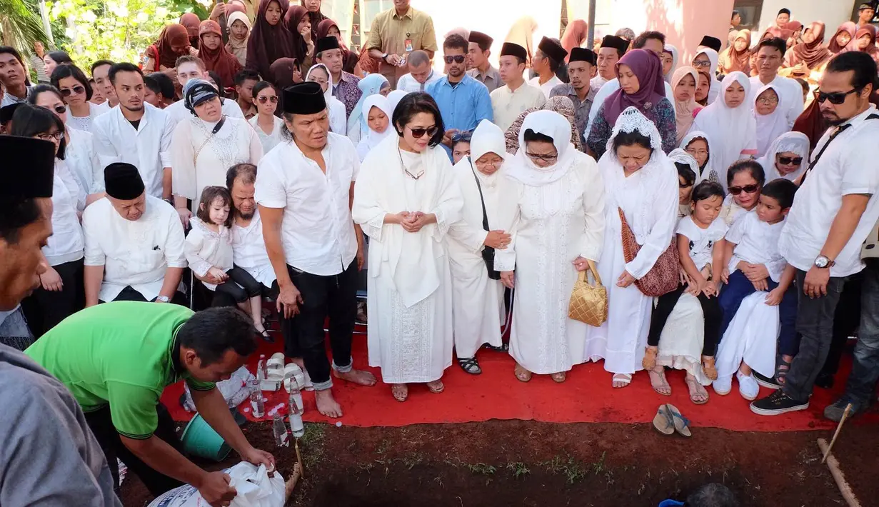 Sabtu (6/2/2016) usai dzuhur almarhumah dimakamkan di pemakaman keluarga di Pesantren Soebono Mantofani, Jombang, Ciputat, Tangerang Selatan. (Dezmond Manullang/Bintang.com)