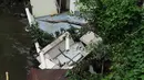 Kondisi bangunan rumah yang amblas akibat longsor di bantaran Kali Ciliwung, Kelurahan Bidara Cina, Jakarta Timur, Senin (19/3). Tak ada korban jiwa atau luka dalam musibah yang terjadi pada Minggu dini hari tersebut. (Liputan6.com/Herman Zakharia)