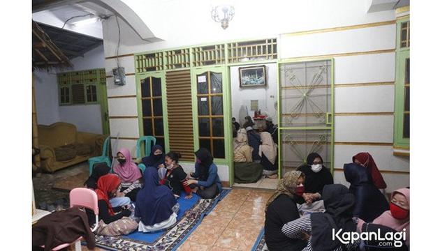 7 Potret Suasana Rumah Duka Omaswati, Penuh Pelayat dan dan Rekan Artis