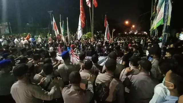 Demonstrasi menolak Omnibus Lawa atau UU Cipta Kerja ricuh di Banten. (Foto: Liputan6.com/Yandhi Deslatama)