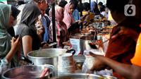 Pasar Takjil Benhil ramai dikunjungi masyarakat selama bulan Ramadhan untuk mencari aneka takjil berbuka puasa. (Liputan6.com/Angga Yuniar)