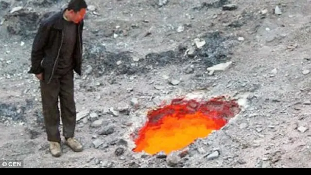 Penduduk sebuah desa di China menemukan lubang berisi api di sebuah bukit. Ahli dari Badan Geologi Xinjiang Meitian menduga, lubang itu disebabkan oleh lapisan batubara di bawah tanah yang terbakar, sehingga menyebabkan bagian permukaan di atasnya ru...