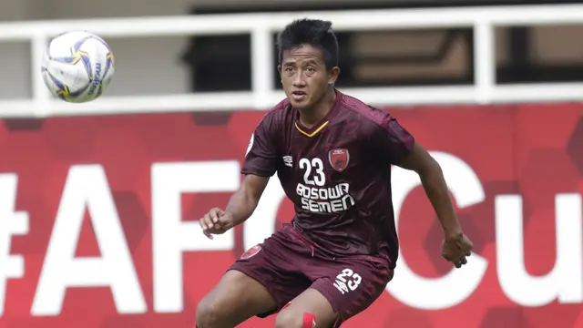 Gelandang PSM Makassar, Bayu Gatra, berusaha mengontrol bola saat melawan Lao Toyota FC pada laga Piala AFC 2019. (Bola.com/M. Iqbal Ichsan)