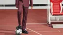 Rafael Struick mengambil pemotretan di lapangan Gelora Bung Karno. Ia tampil menawan mengenakan koleksi Fall/Winter 2024 brand Gucci. Ia tampil mengenakan jas dan celana warna maroon dengan motif logo Gucci. [@kacastuudio]