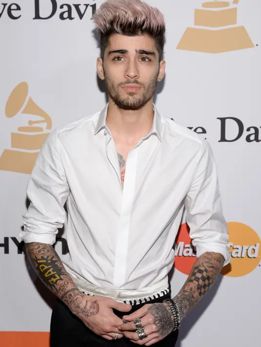 Banyak yang mengira bahwa Gigi Hadid benar-benar rindukan Zayn Malik berada di sisinya, sehingga ia tak malu menunjukan foto Zayn Malik di ponselnya. (AFP/Bintang.com)