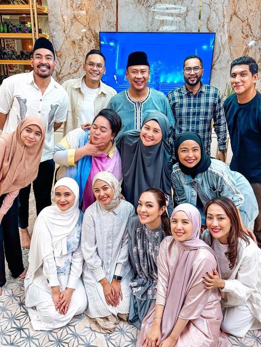 Sienna tampil cantik mengenakan hijabnya berwarna cokelat. Sepanjang acara, dara berusia 11 tahun itu tampak selalu tersenyum dan akrab dengan teman sang ayah, meski memiliki usia yang jauh berbeda. Dalam sebuah video yang diunggah, Sienna juga tampak berbincang dengan para artis wanita. (Liputan6.com/IG/@reisabrotoasmoro)