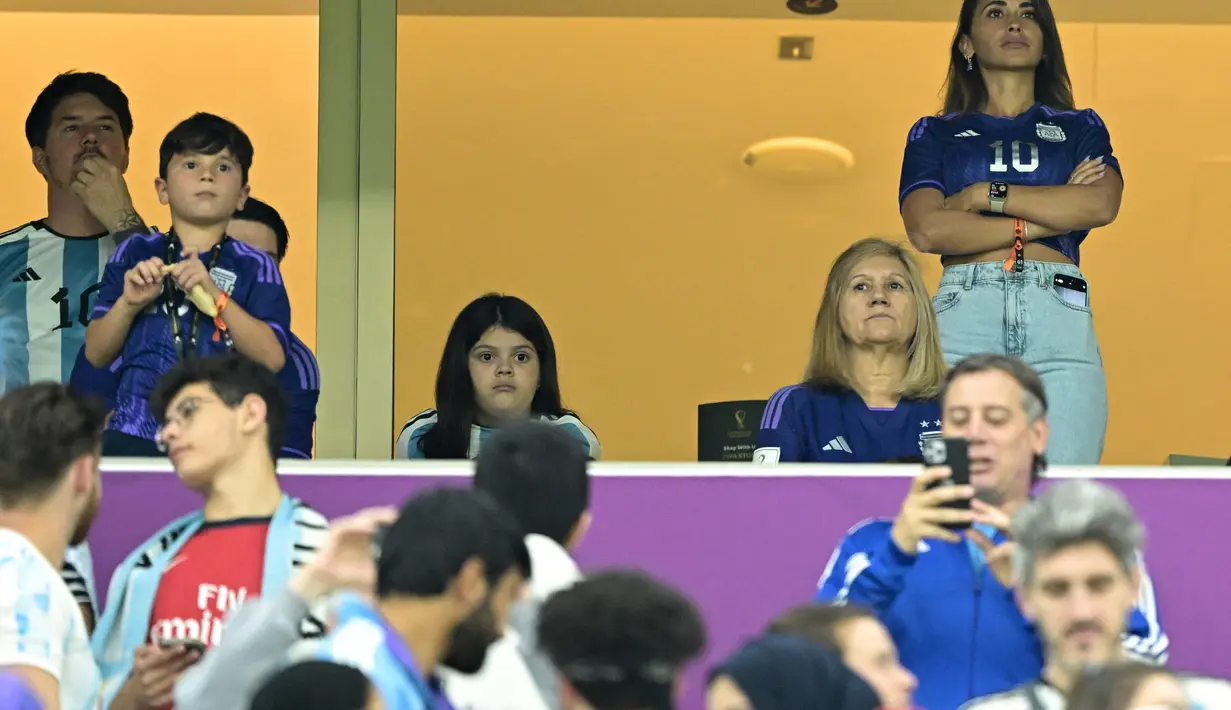 Istri penyerang Argentina Lionel Messi, Antonela Roccuzzo (kedua kiri), ibunya Celia Maria Cuccittini (kedua kanan) dan dua putranya, Thiago (kiri) dan Ciro (ketiga kanan) menunggu Pertandingan semifinal Piala Dunia 2022 antara Argentina melawan Kroasia di Stadion Lusail di Lusail, Doha, Rabu (14/12/2022).  Argentina menang atas Kroasia 3-0. (AFP/Juan Mabromata)