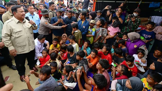 Presiden Prabowo Subianto saat meninjau Posko Pengungsian Masjid Besar Al Abrar, Takengon, Kabupaten Aceh Tengah, sebagaimana disiarkan di Youtube Sekretariat Presiden, Jumat (12/12/2025) (Biro Pers)