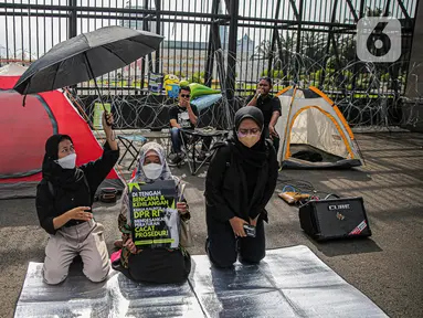Sejumlah aktivis dari gabungan elemen masyarakat berunjuk rasa di depan Kompleks Parlemen, Senayan, Jakarta, Selasa(6/12/2022). Mereka menolak pengesahan Rancangan Kitab Undang-Undang Hukum Pidana (RKUHP). (Liputan6.com/Faizal Fanani)