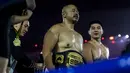 Ekspresi konten kreator Codeblue (tengah) saat menang atas Chef Arnold dalam pertarungan tinju Holywings Sports Show (HSS) seri kelima di Indonesia Arena, Kompleks Stadion Utama Gelora Bung Karno, Senayan, pada Minggu (22/04/2024). (Bola.com/Bagaskara Lazuardi)