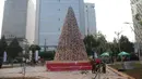 Warga melihat pohon Natal dari miniatur ondel-ondel yang terbuat dari botol minuman bekas di Food Court Thamrin 10, Jakarta, Sabtu (21/12/2019). Sekitar 8.000 botol air mineral bekas dihias dan dirangkai menyerupai Pohon Natal yang bisa disaksikan oleh masyarakat. (Liputan6.com/Helmi Fithriansyah)