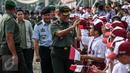 Panglima Jenderal TNI Gatot Nurmantyo menyapa peserta usai mengikuti Apel Gelar Nasional Bela Negara 2016 di Silang Monas, Jakarta, Selasa (23/8). Apel dipimpin langsung oleh Menteri Pertahanan Ryamizard Ryacudu. (Liputan6.com/Faizal Fanani)